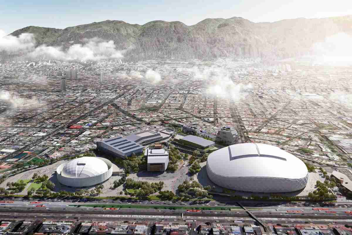 El estadio Nemesio Camacho El Campín, el escenario deportivo más emblemático de Bogotá, tendrá una transformación radical que lo convertirá en uno de los más modernos y completos del país. Así lo anunció este miércoles la alcaldesa Claudia López, quien presentó el proyecto del Complejo Deportivo y Cultural El Campín, que incluye no solo la renovación del estadio, sino también la creación de una sede filarmónica y una zona urbana de 174.000 m² en el corazón de la ciudad. La inversión total del proyecto será de 2,4 billones de pesos, de los cuales 600 mil millones se destinarán al nuevo estadio, que tendrá un aforo de 45.000 espectadores, un techo retráctil, dos niveles de palcos, museos, zona de alimentos, bebidas, comercio y restaurantes, además de camerinos, vestuarios, sala de prensa, zona mixta y de hospitalidad para los deportistas. El estadio cumplirá con los estándares FIFA más altos y podrá albergar eventos deportivos y culturales de talla internacional. La alcaldesa López destacó que el proyecto se realizará mediante una asociación público-privada y que se iniciará en 2024 con una fase de preconstrucción que durará 12 meses. Luego vendrá la fase de construcción que se extenderá por tres años y medio. Durante este tiempo, el estadio no dejará de funcionar y se harán las obras por etapas. El proyecto también contempla la construcción de un auditorio que servirá como sede para la Orquesta Filarmónica de Bogotá, con una capacidad para 2.500 personas. Además, se creará una zona urbana con parqueaderos subterráneos, gimnasio, oficinas para el IDRD, centro comercial, salas de cine, hotel y espacios para el emprendimiento.