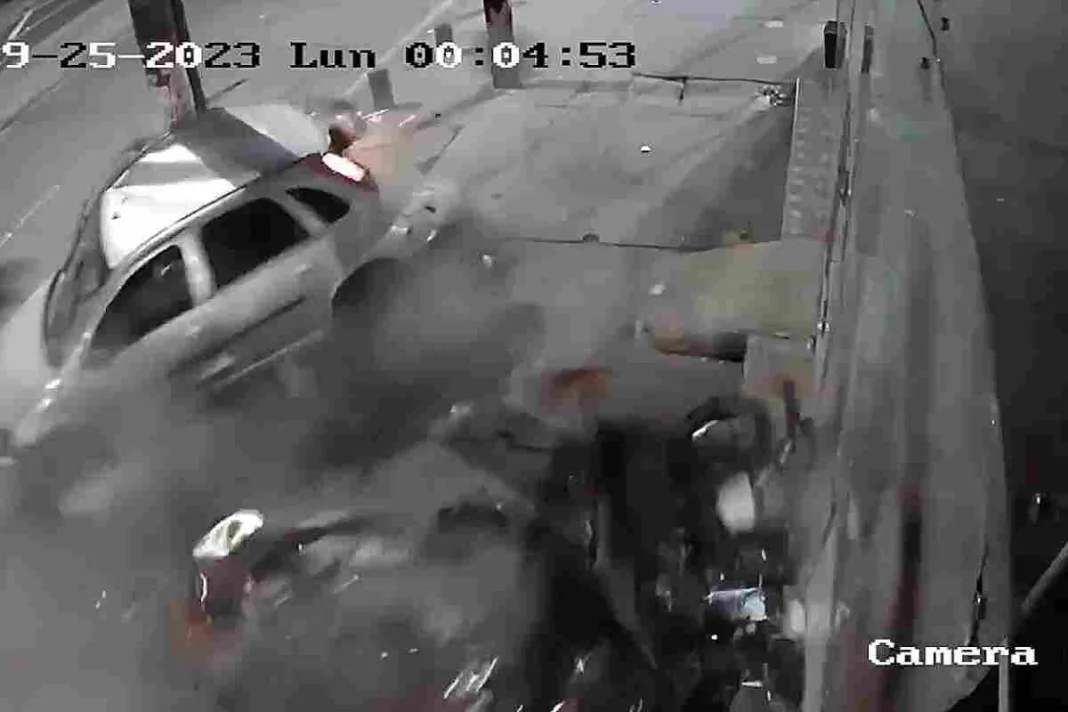 Conductor choca su carro con 8 motos y un poste por coger un bache en Engativá