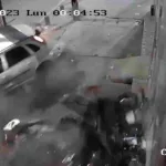 Conductor choca su carro con 8 motos y un poste por coger un bache en Engativá