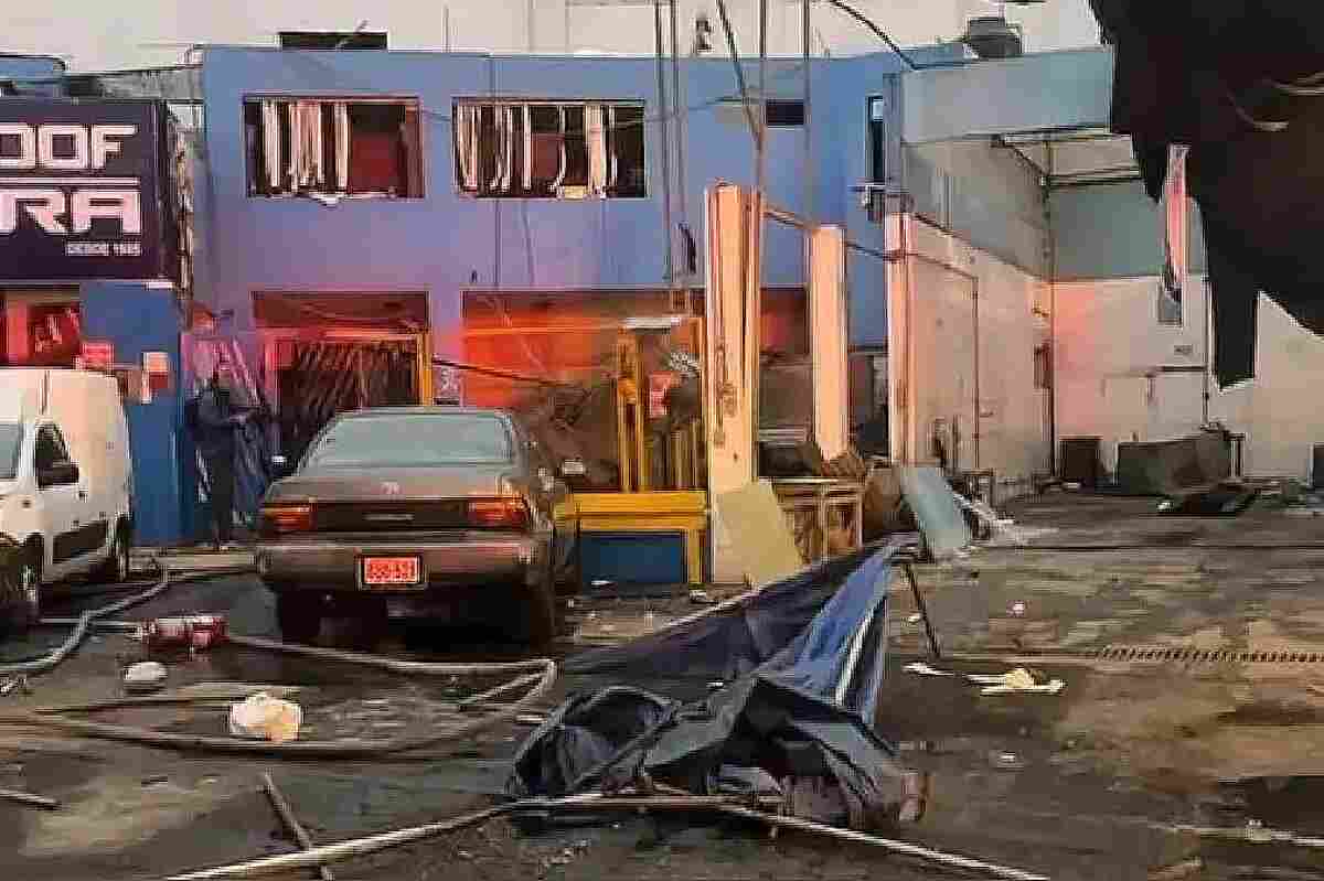 Explosión por chispazo en grifo de La Victoria deja 4 trabajadores quemados