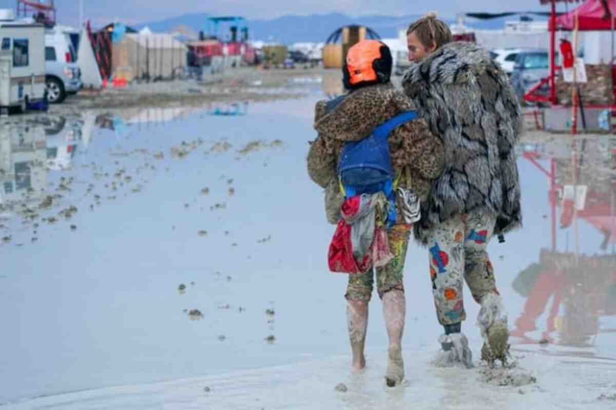 Muere una persona en el festival Burning Man 2023 por una tormenta que deja a miles atrapados en el barro