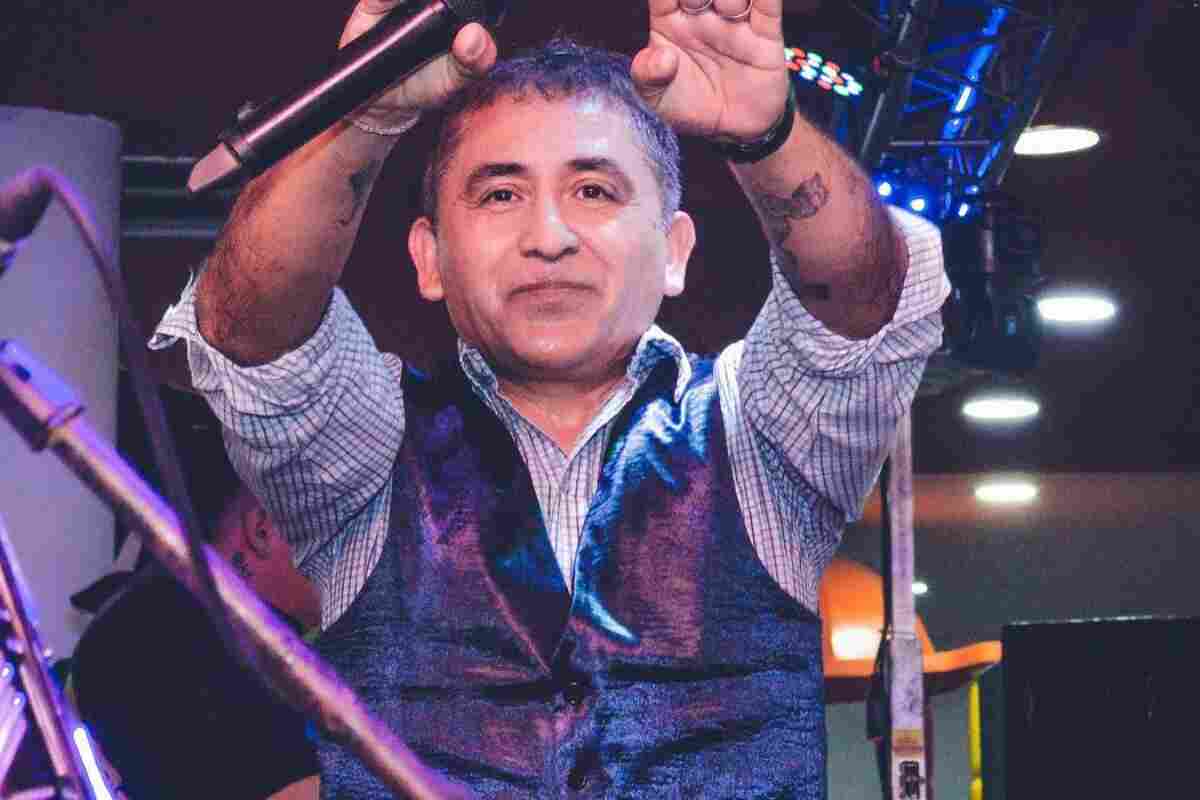 Huguito Flores, su esposa y su cuñado fallecen en un choque con un camión sin luces