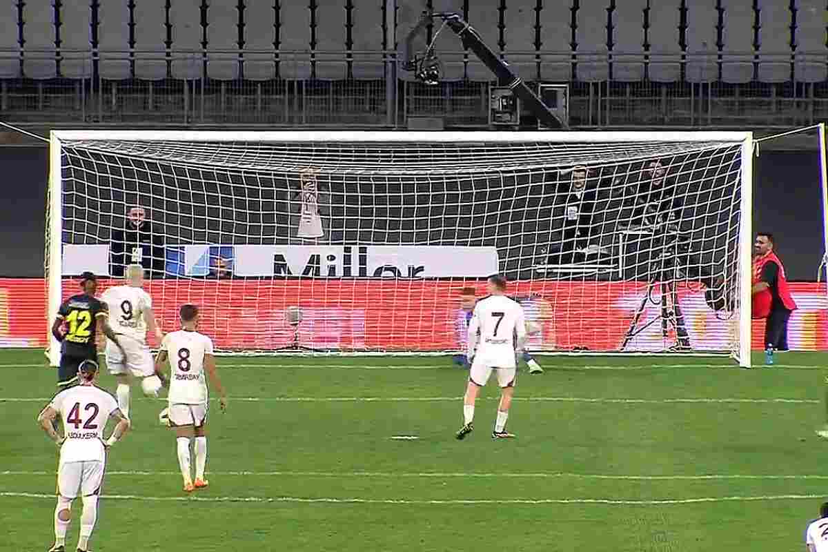 Icardi erra un penal al estilo Messi y luego marca el gol del triunfo para Galatasaray