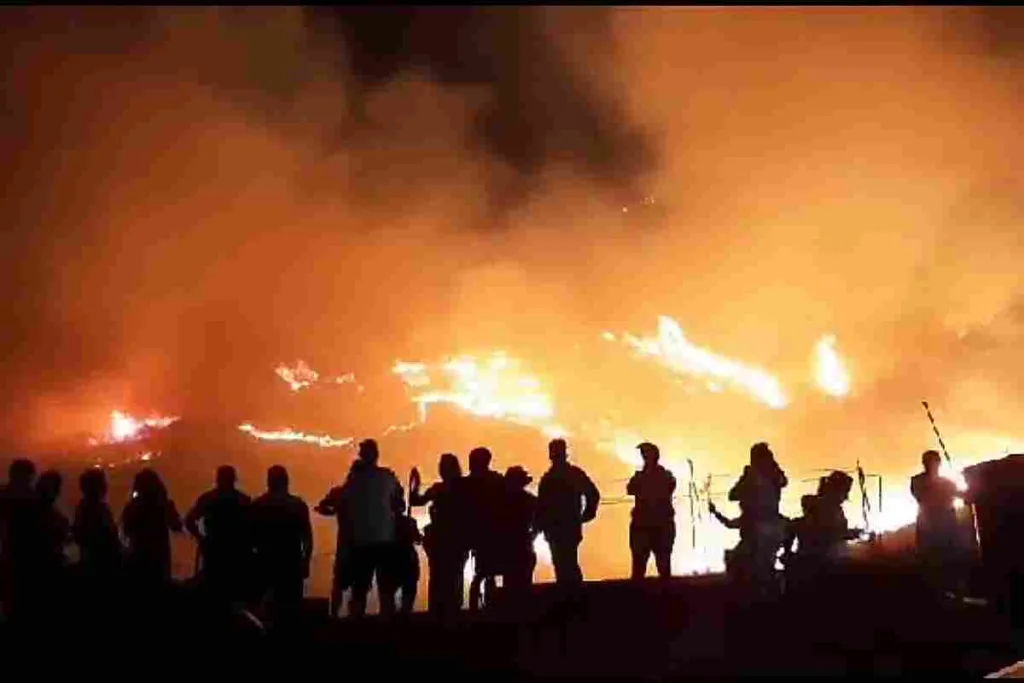 La cadena humana que ayudó a frenar el incendio en Altos de Menga que azota a Cali