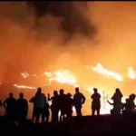 La cadena humana que ayudó a frenar el incendio en Altos de Menga que azota a Cali