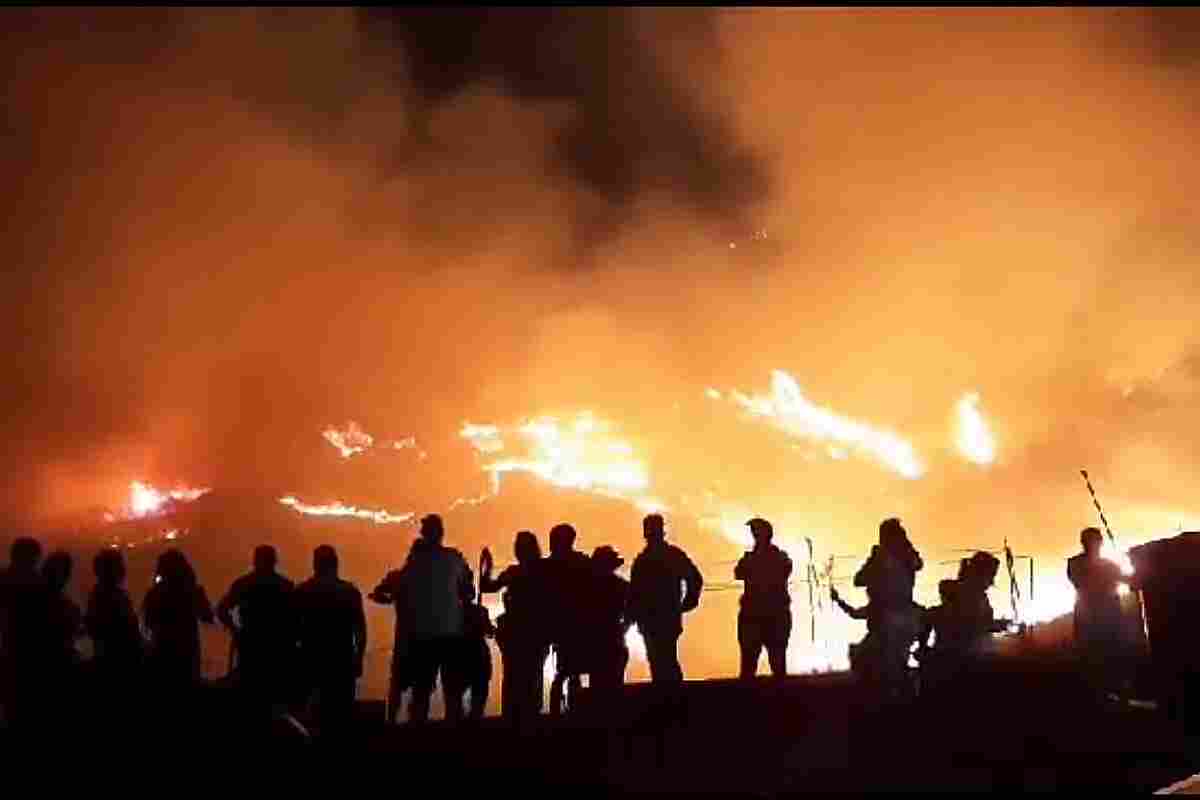 La cadena humana que ayudó a frenar el incendio en Altos de Menga que azota a Cali