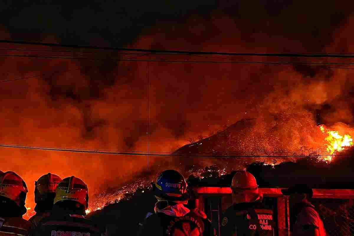 El incendio forestal en Menga que ha dejado casas destruidas y amenaza a Cali