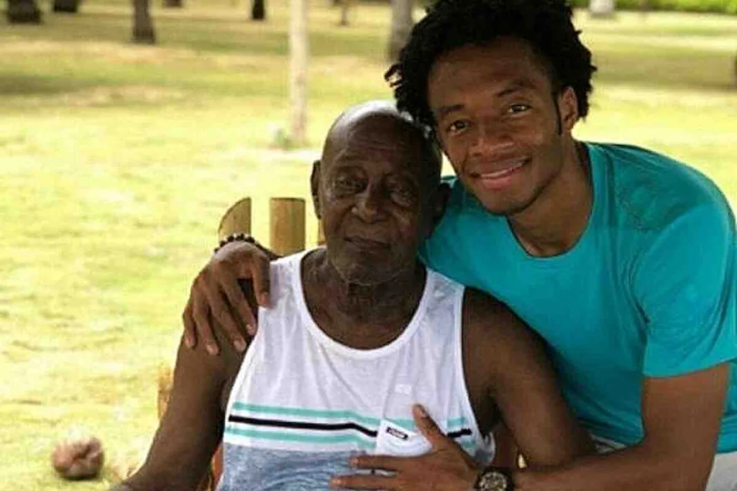 Cuadrado llora la muerte de su abuelo, quien lo crio y lo impulsó al fútbol