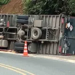 Volcamiento de camión con sustancia peligrosa obligó a cerrar la vía La Pintada - Medellín