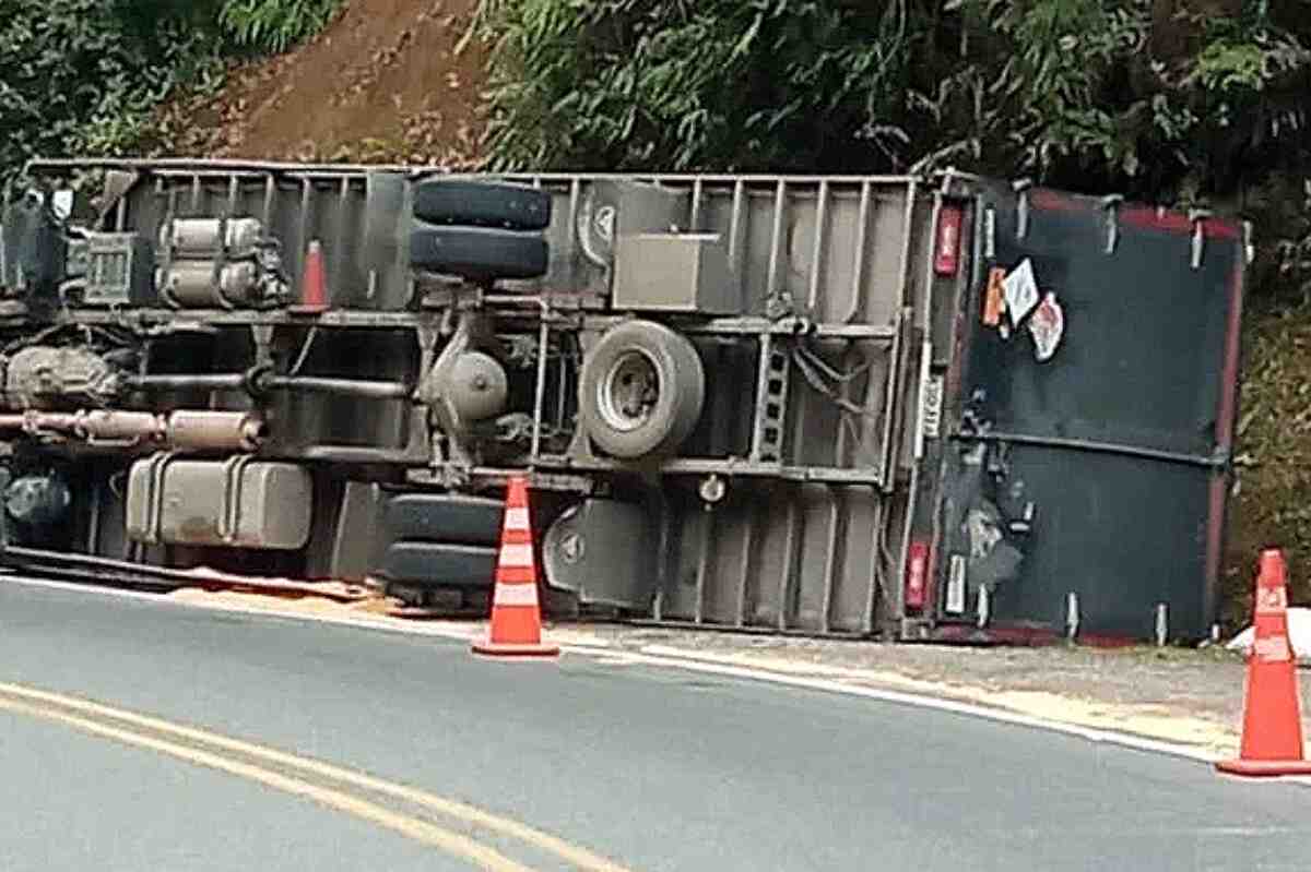 Volcamiento de camión con sustancia peligrosa obligó a cerrar la vía La Pintada - Medellín