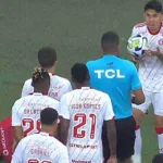 Vitor Roque sufre una lesión de tobillo tras una brutal falta del colombiano Nicolás Hernández