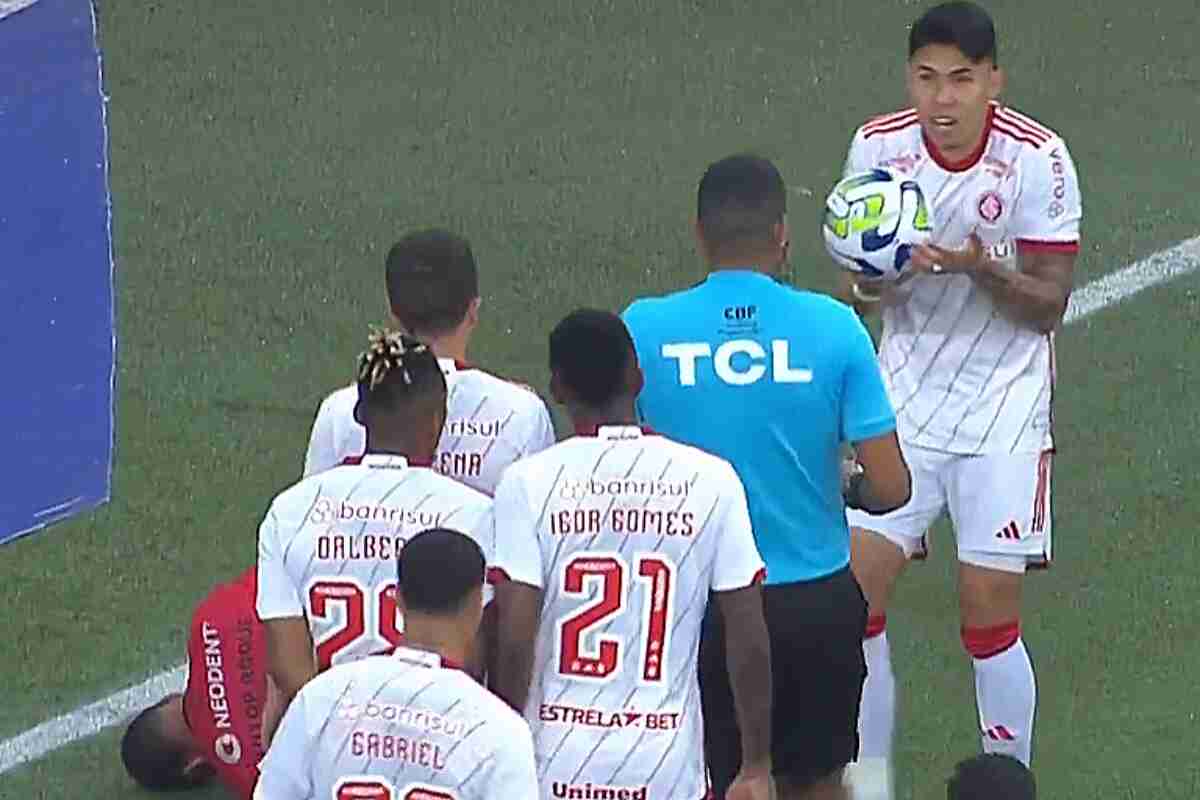 Vitor Roque sufre una lesión de tobillo tras una brutal falta del colombiano Nicolás Hernández