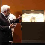 Maussan sorprende al Congreso con dos cadáveres "alienígenas" y pide desclasificar información ovni