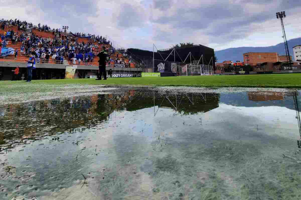 El clima no dejó jugar: Envigado y Millonarios jugarán mañana por lluvias y tormenta eléctrica