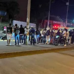 Motociclista muere al estrellarse contra separador en la Universidad de Medellín