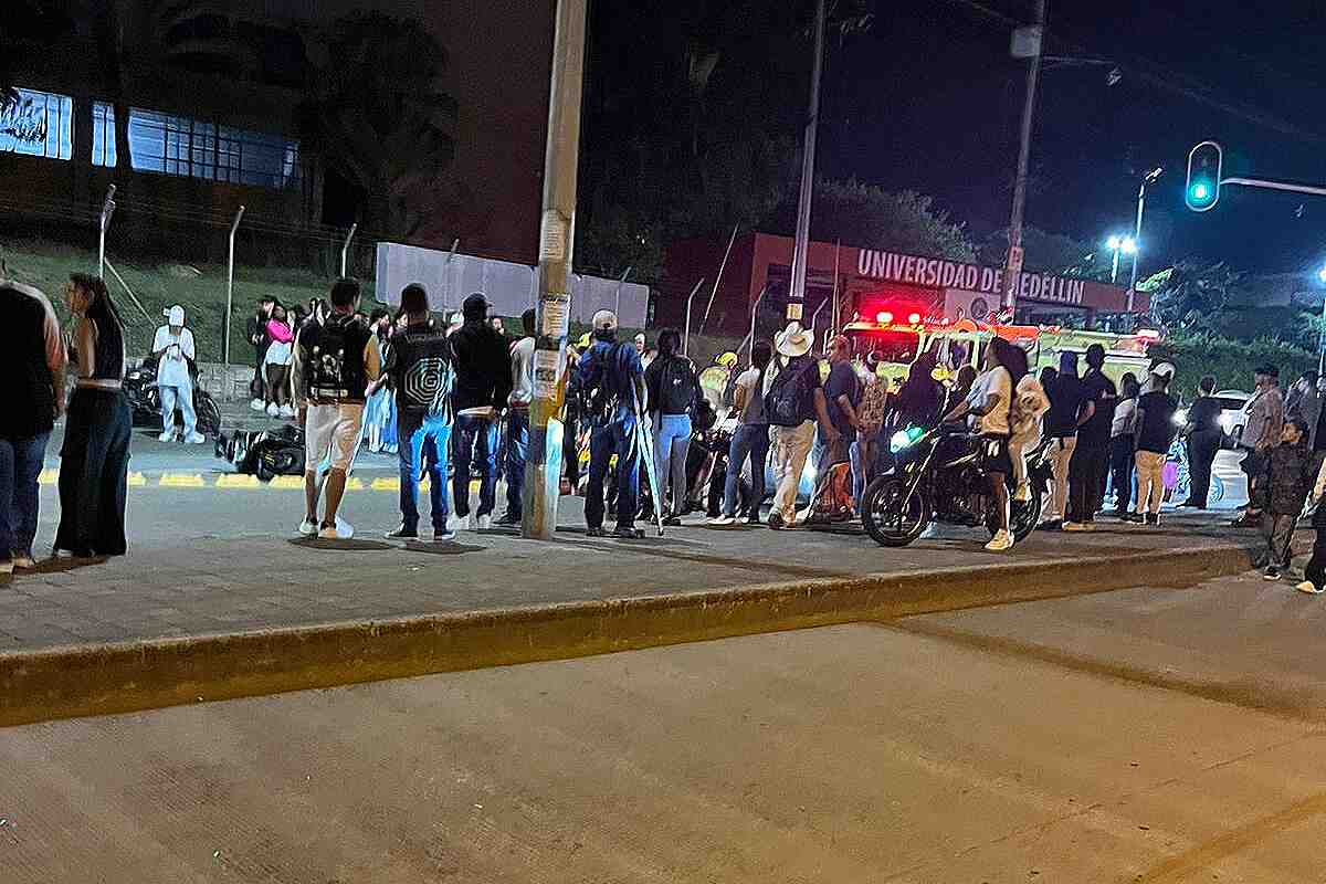 Motociclista muere al estrellarse contra separador en la Universidad de Medellín
