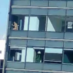 Vecinos se quejan por nudistas que se muestran en ventanas de un apartamento en Medellín