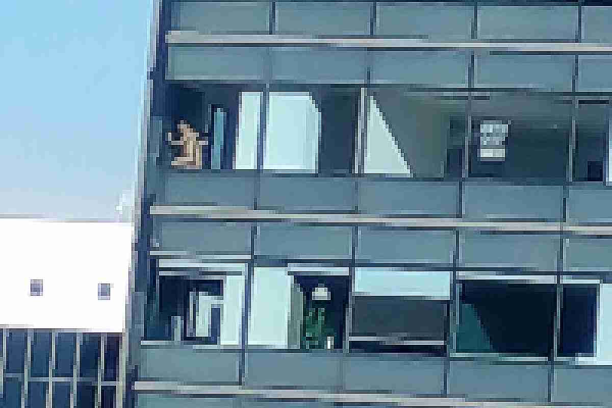Vecinos se quejan por nudistas que se muestran en ventanas de un apartamento en Medellín