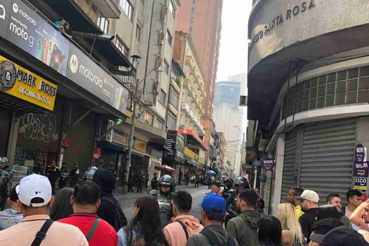 Operativos Anticontrabando en Centro Comercial Ópera con Presencia del ESMAD este Jueves