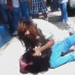 Violencia en un colegio de Barranquilla: un padre busca con un arma a la agresora de su hija
