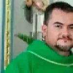 Sacerdote ataca a una mujer con un crucifijo en una iglesia de Santa Marta