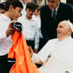 El Papa Francisco bendice a un niño antioqueño que le regaló la camiseta de Envigado