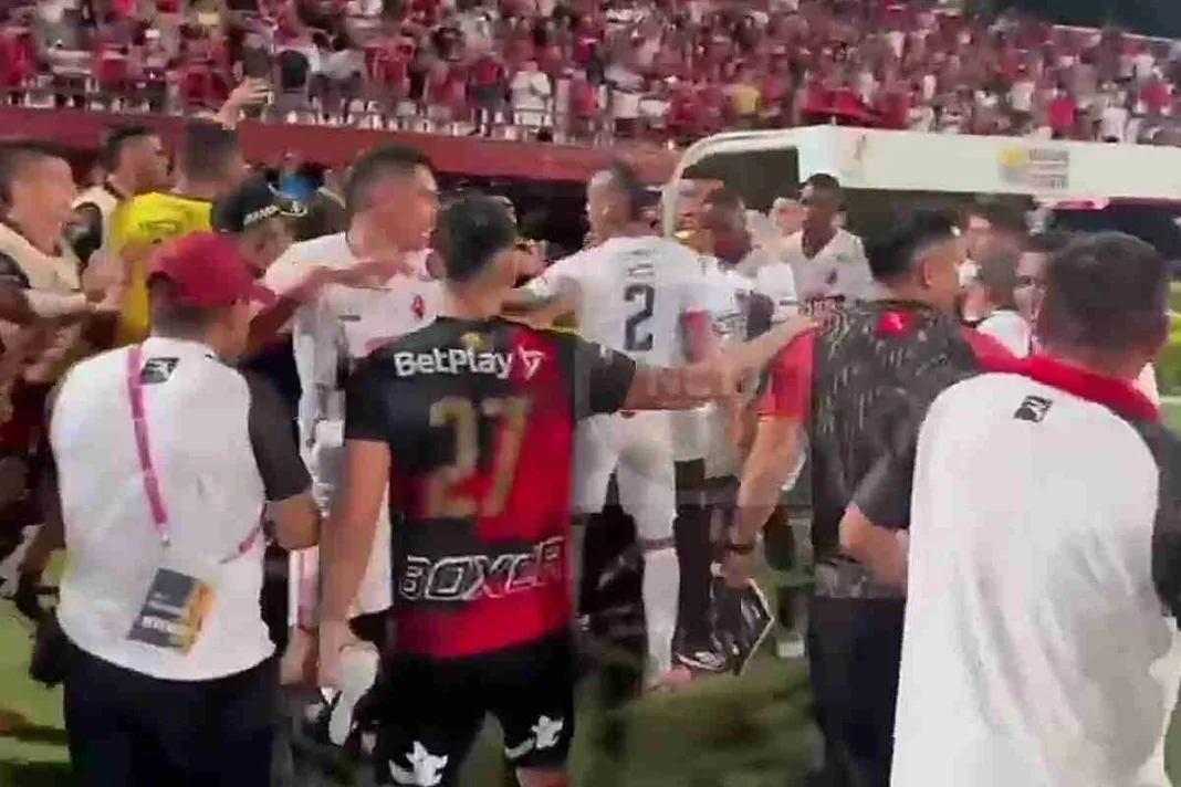 Vergüenza en el fútbol colombiano: Jugadores y policías protagonizan pelea tras partido entre Cúcuta y Patriotas