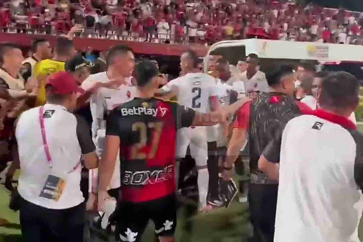 Vergüenza en el fútbol colombiano: Jugadores y policías protagonizan pelea tras partido entre Cúcuta y Patriotas