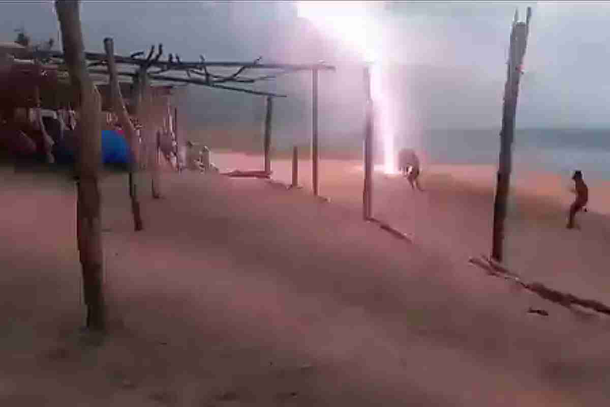 Tragedia en Maruata: rayo mató a una turista y a un vendedor de hamacas en la playa