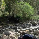 Joven cae al vacío desde un precipicio y muere en río de Ibagué