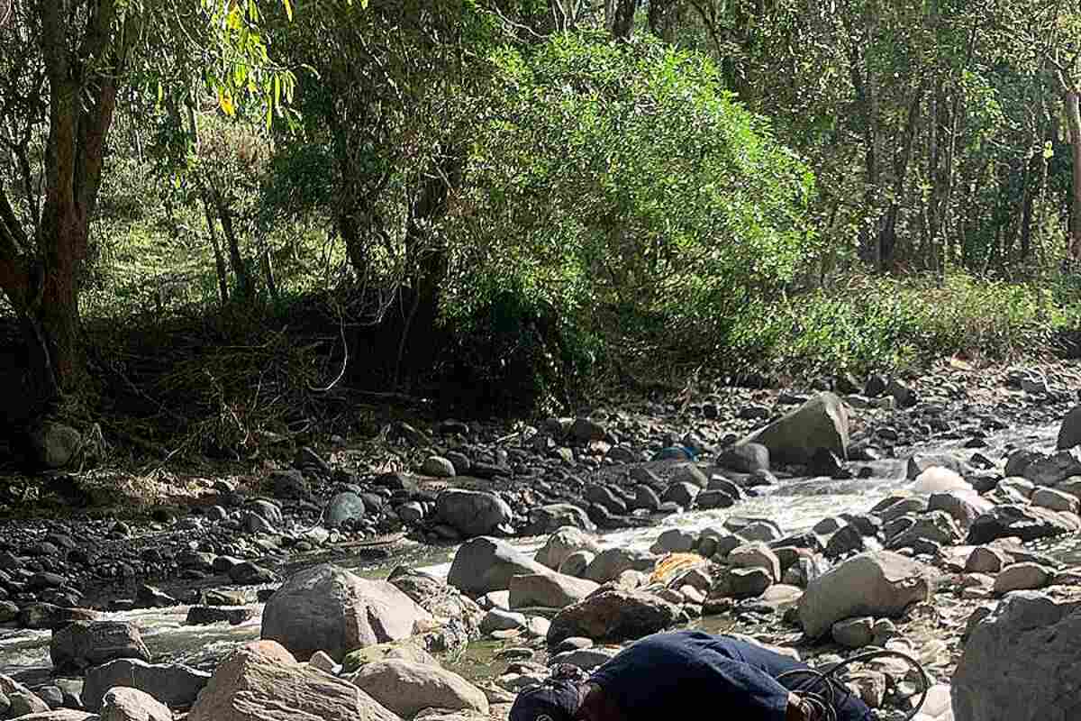 Joven cae al vacío desde un precipicio y muere en río de Ibagué