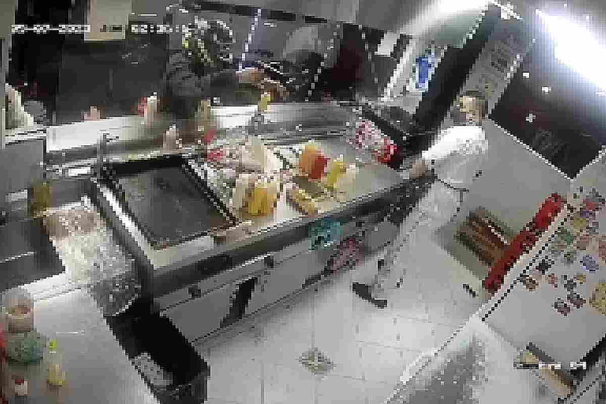 Así fue el violento robo a un local de perros calientes en Chapinero que dejó a un empleado herido
