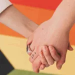 Corte Constitucional elimina barreras para el acceso a la licencia de maternidad por parte de hombres trans y personas no binarias