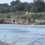 Inmigrantes venezolanos ponen su bandera en una isla de Texas y son retirados por la policía -Eagle pass-