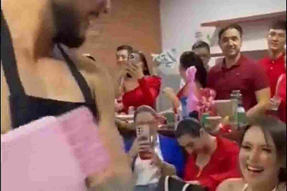 Jueza colombiana se descontrola y baila con un stripper en el Palacio de Justicia