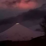 Volcán Villarrica entra en alerta naranja y obliga a evacuar a pobladores cercanos