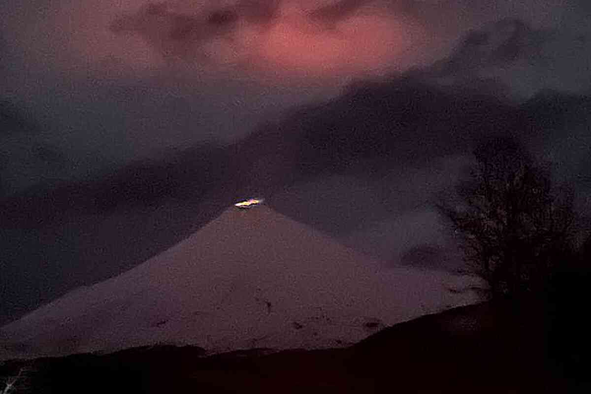 Volcán Villarrica entra en alerta naranja y obliga a evacuar a pobladores cercanos