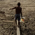 Cavar pozos, la solución desesperada para sortear la sequía en la Amazonía