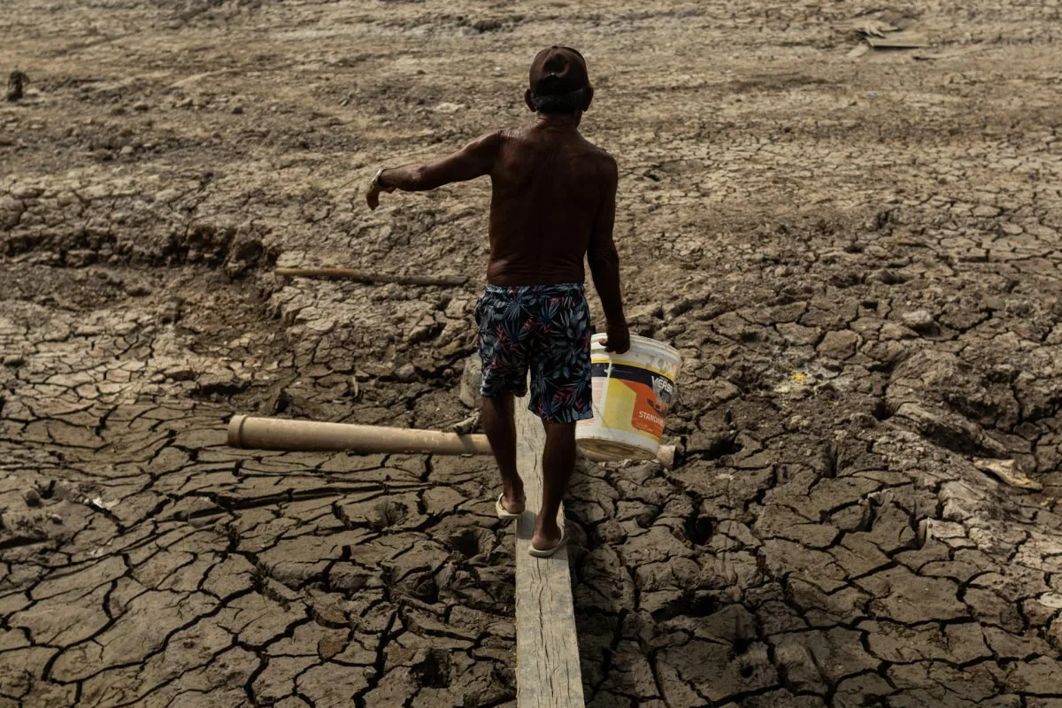 Cavar pozos, la solución desesperada para sortear la sequía en la Amazonía