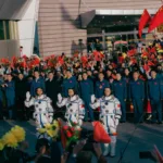 China lanza con éxito a su estación espacial la misión tripulada Shenzhou-17