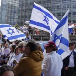Colombianos apoyan con plantón en Bogotá a Israel y borran pintadas con simbología nazi