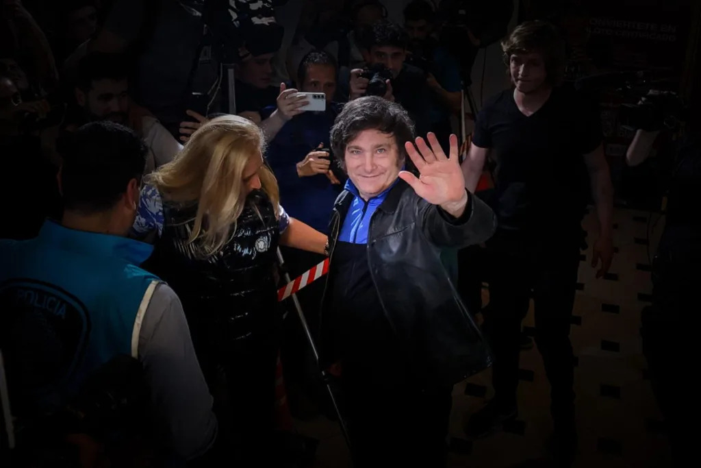 Como si de una estrella de rock se tratara, Milei recibió un baño de masas al ir a votar