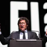 Convencido de ganar, Milei se entrega a las masas al final de su campaña en Buenos Aires