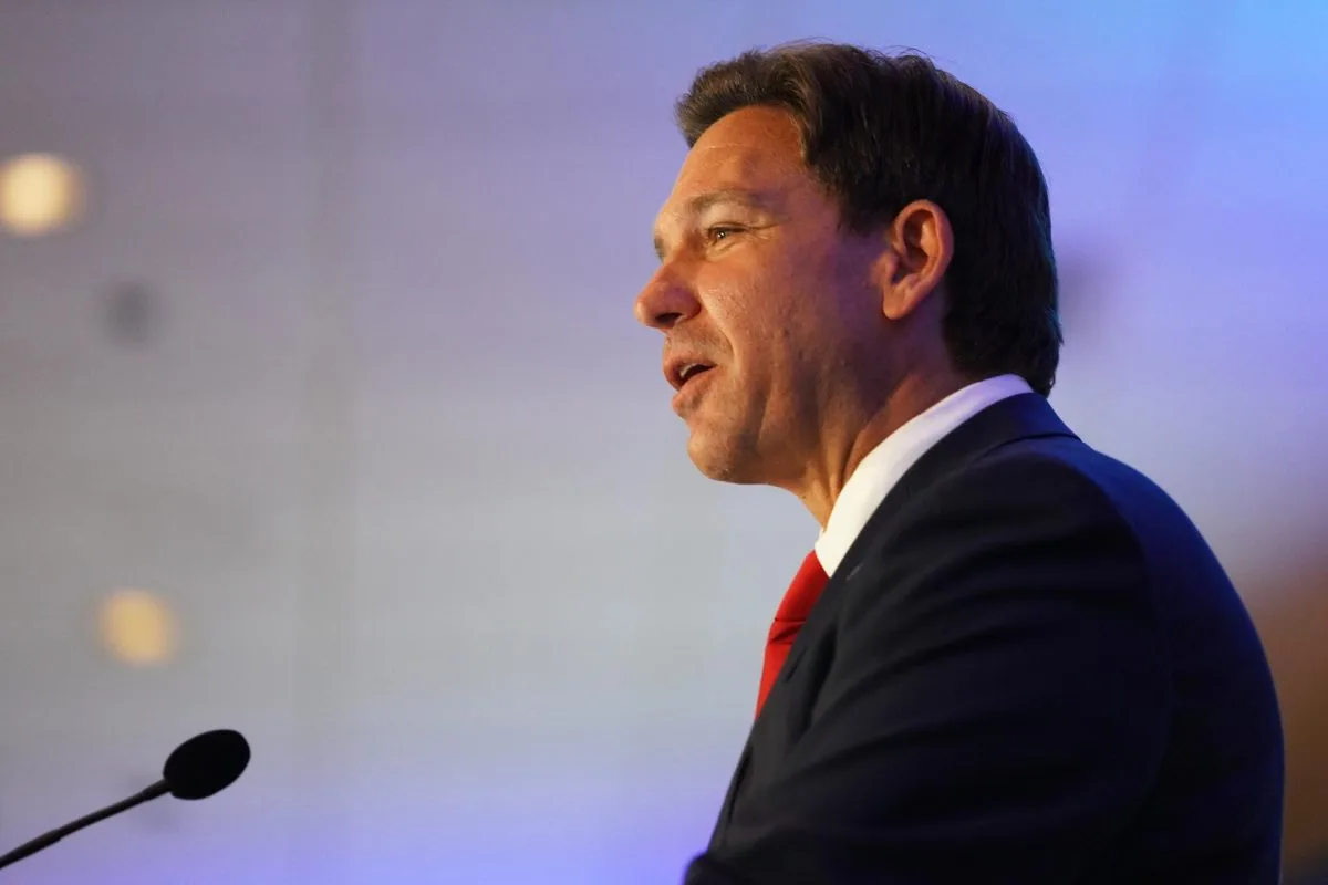 Disney acusa a DeSantis de emprender un motín constitucional