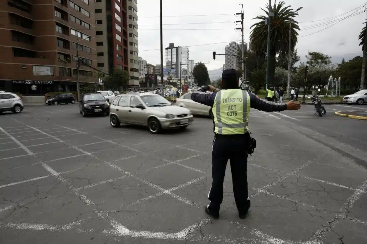 Ecuador sufre los primeros apagones que racionan la electricidad por la histórica sequía en la Amazonía