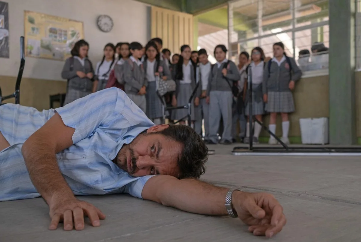 El actor mexicano Eugenio Derbez enseña y aprende en la película Radical