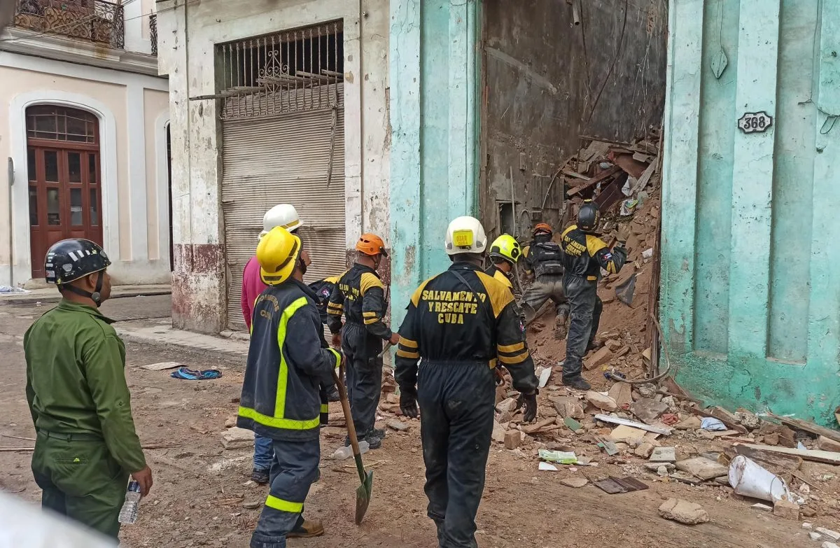El derrumbe de un edificio en La Habana deja al menos un muerto y varios atrapados en los escombros 2