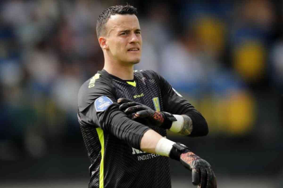 El portero del Waalwijk, Etienne Vaessen, consciente y estable tras el incidente con el Ajax