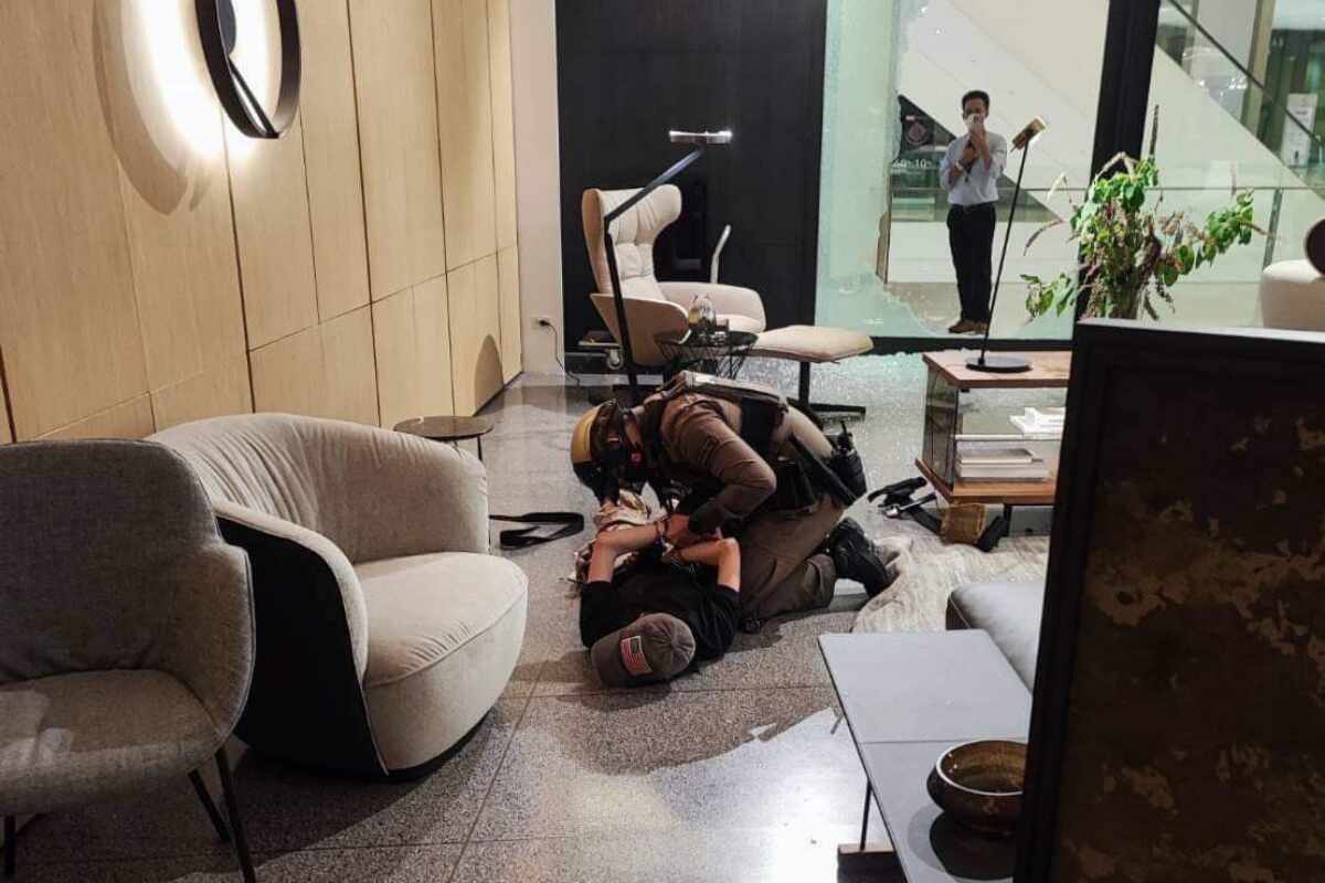 Evacúan un lujoso centro comercial de Bangkok por un tiroteo