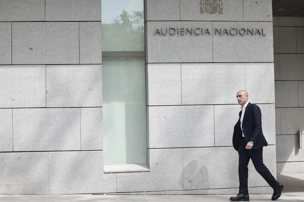 FIFA suspende durante tres años a Luis Rubiales